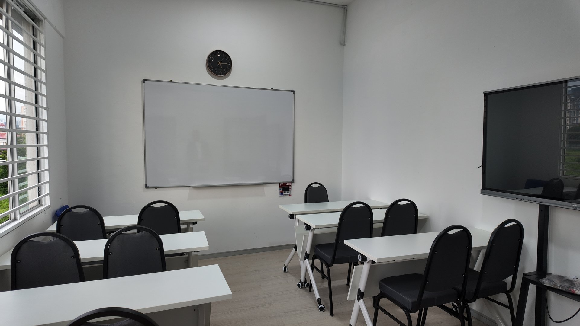 Students learning English at Yataka Academy